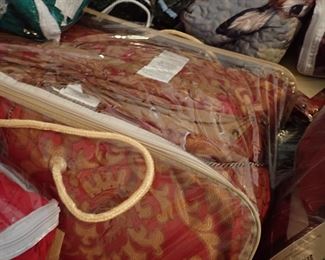 SHEETS - BLANKETS - PILLOWS - PILLOW CASES