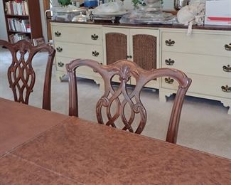 EXCEPTIONAL DINING TABLE WITH DETAILED CHAIRS AND LEAVES