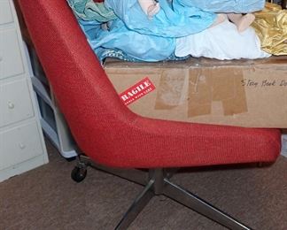 VINTAGE CHAIR ON WHEELS