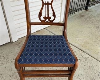 Harp folding chair