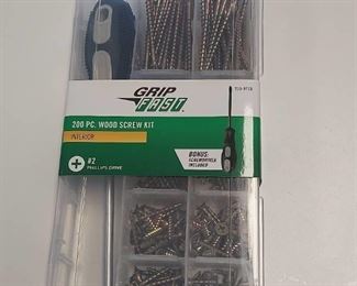200 Pc Wood Screw Kit with Screwdriver