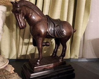 Bronze horse staute