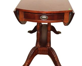 
Lot 624
Contemporary mahogany Duncan Phyfe style drop side breakfast table
