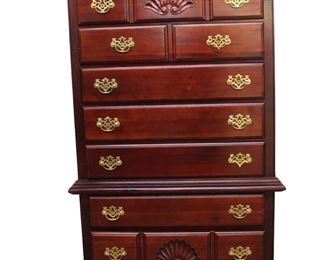 
Lot 636
Traditional mahogany queen Anne 7 drawer 1pc high boy
