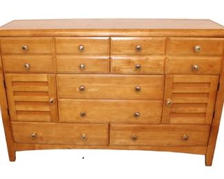 
Lot 652
6 drawer 2 louvre door maple chest
