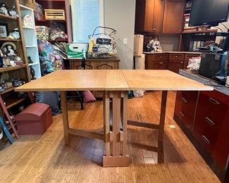 MCM FOLDING TABLE