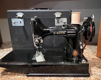 ANTIQUE MINI SINGER SEWING MACHINE