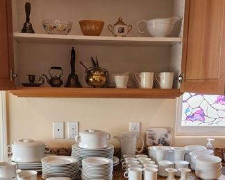 Hutschenreuther Scala Bianca set of china, cups, saucers, teapot, plates, platers