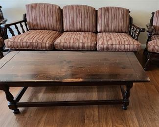 sofa 2 chairs matching coffe tabel 