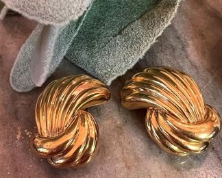 Gold fluted earrings
