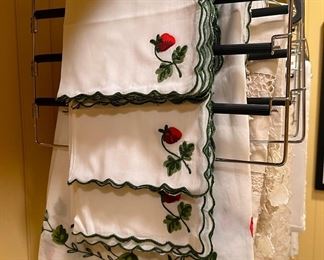 Formal tablecloths and napkins