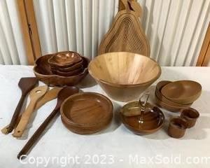 wlot of wood ware items bowls and more371 t