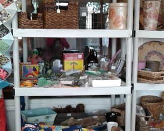 BASKETS, PLANTERS AND TROPICAL DECOR