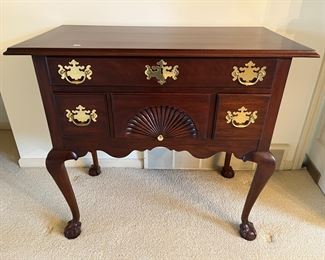 Mahogany Henkel-Harris batchelder dressing table.