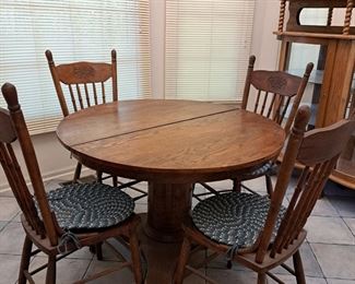 Table w 4 chairs