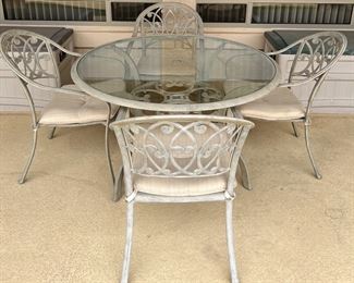 Patio Table w 4 Chairs