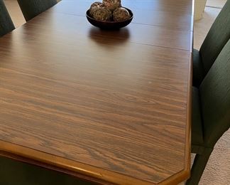 Dining Table w 2 Leaves and 6 Chairs