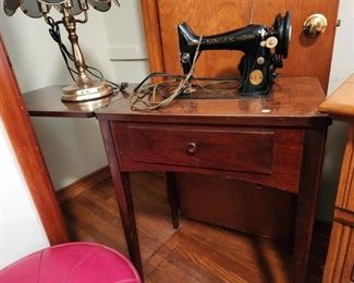 Singer Sewing Machine with Light