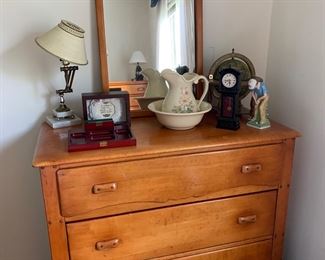 Three-drawer dresser 