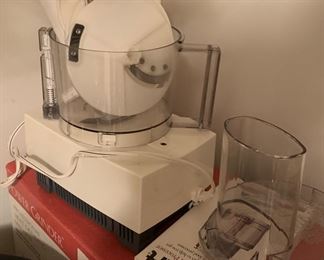 Small cuisinart with accessories 