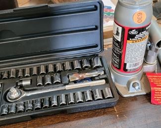 SOCKET WRENCH SET & BOTTLE JACK