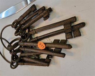 VINTAGE KEYS & KNIVES