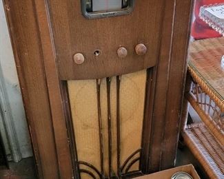 VINTAGE FLOOR RADIO