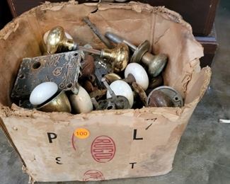 LOT OF VINTAGE DOOR KNOBS