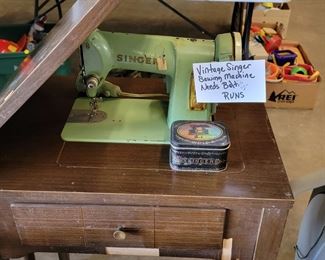 VINTAGE SINGER SEWING MACHINE/NEEDS BELT/RUNS