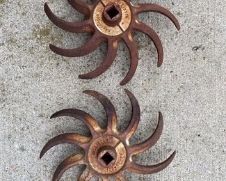 Vintage Cultivator Wheels / Farm Decor / Garden Art / Salvage / Cast Iron • Sunburst Old Cultivator Wheel Industrial Yard Art Metal