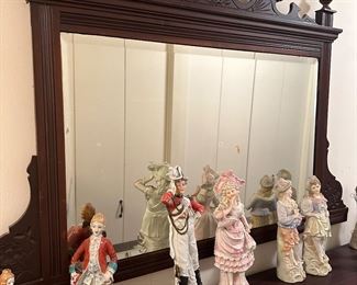 Broken arch mirror, Figurines