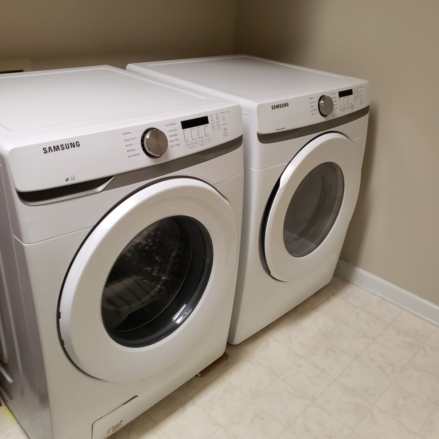 SAMSUNG front loader washer/dryer.   Bought Nov 2020