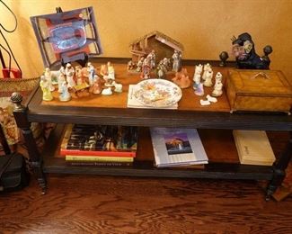 Coffee table, 3 nativity sets