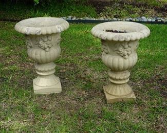 Concrete pair of urns