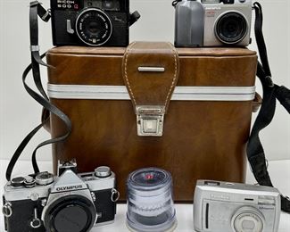 4 Cameras In Vintage Bag: 2 SLRs & 2 Digital By Ricoh, Olympus & Pentax & Kodak Zoom Lens
Lot #: 18