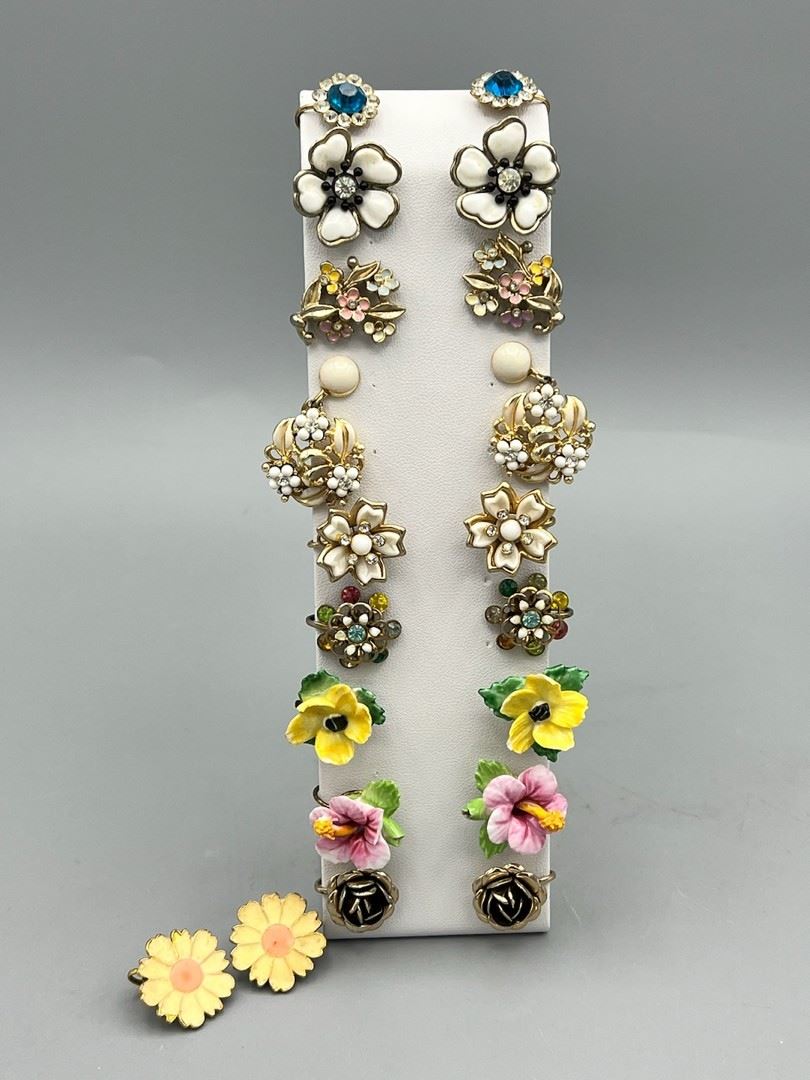(10) Pairs Of Flower Clip On Earrings
