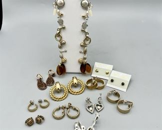 (21) Pairs Of Clip On Earrings
Brands include Trifari, Kramer NY, and Avon