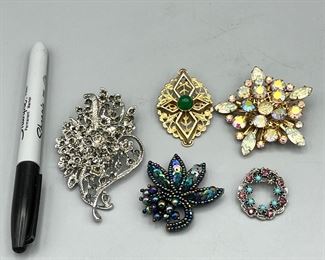 (5) Vintage Costume Jewelry Brooches
Includes Sarah Coventry