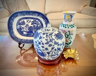 Blue Willow, vintage melon jar from China, vase