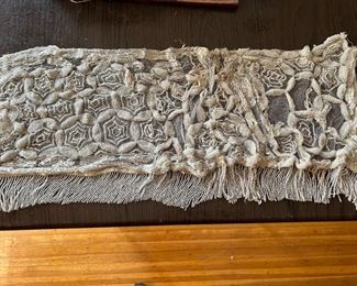 Fringed bedded shawl