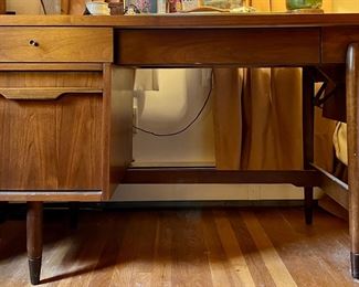 Hooker MCM Desk with Extendable Side