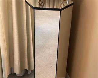 Mirrored pedestal 