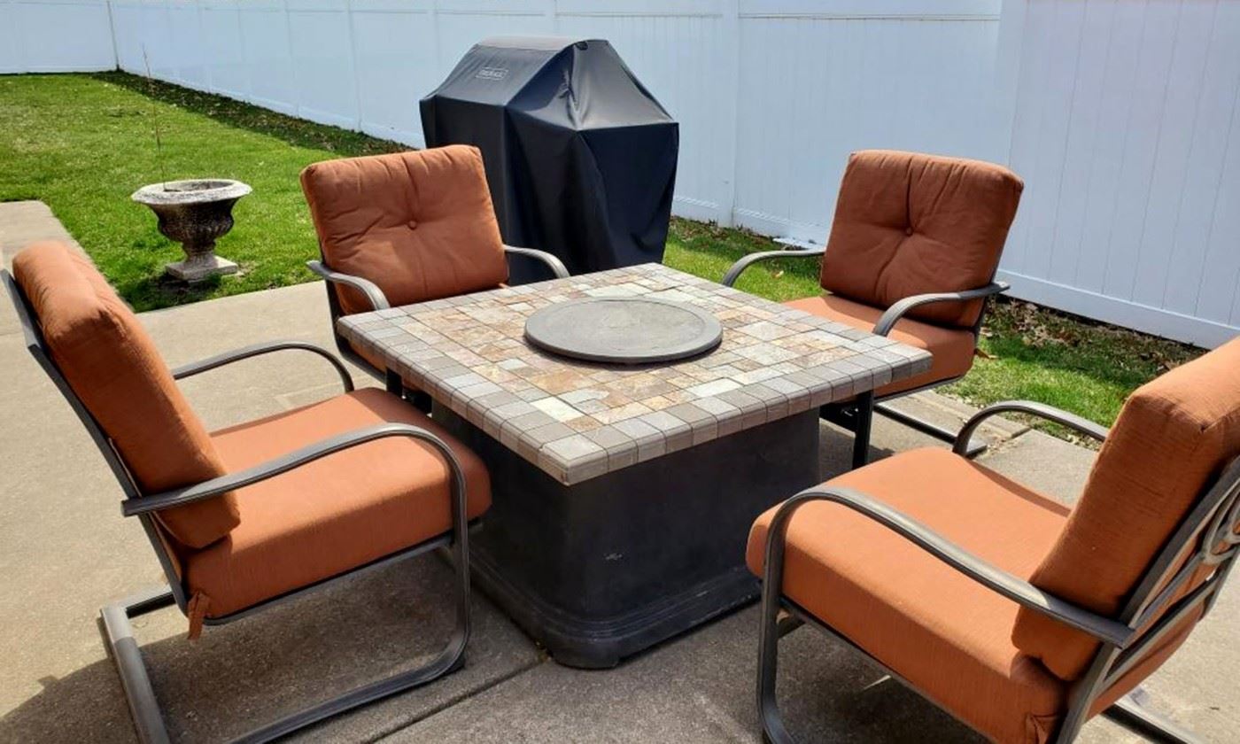 Patio furniture - Chairs with fire pit table