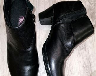 Munro black leather ankle boots