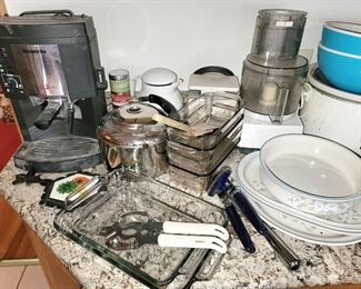 Rodents coffee maker, Pyrex clear baking pans, loafs. And a lot of kitchen misc 
