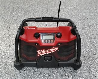 Milwaukee 18V/115V radio