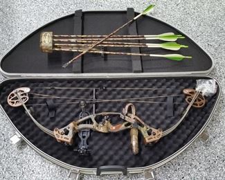 Hoyt XT2000 compound bow with quiver, arrows, and case
