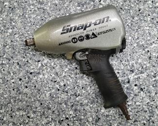 Snap-on pneumatic impact socket wrench
