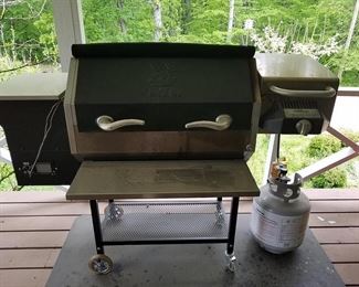 RecTeq RT-590 wood pellet smoker grill with  bullhorn handles and Camp Chef propane sidekick sear