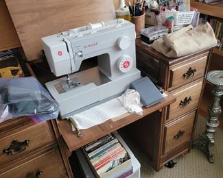 Singer sewing g machine like new